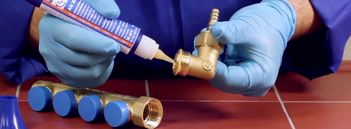 Anaerobic pipe sealant applied to the tread