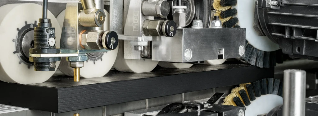 Edge bander buffing station with RIEPE nozzles